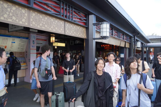 西武秩父駅に到着したロビーナ高校の生徒たち2