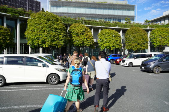 西武秩父駅に到着したロビーナ高校の生徒たち1