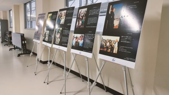 廊下に展示されたパネルの様子