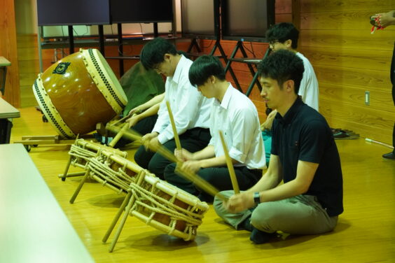 秩父屋台囃子を体験する様子3