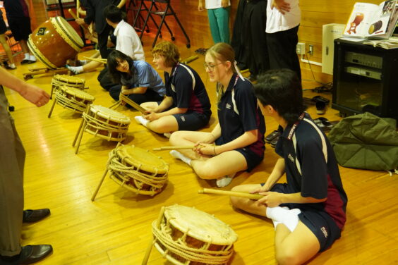 秩父屋台囃子を体験する様子6