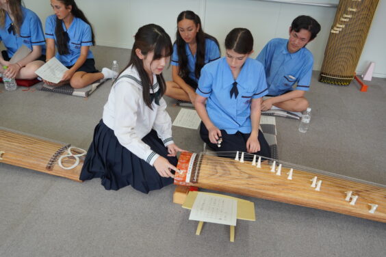 筝曲体験の様子1