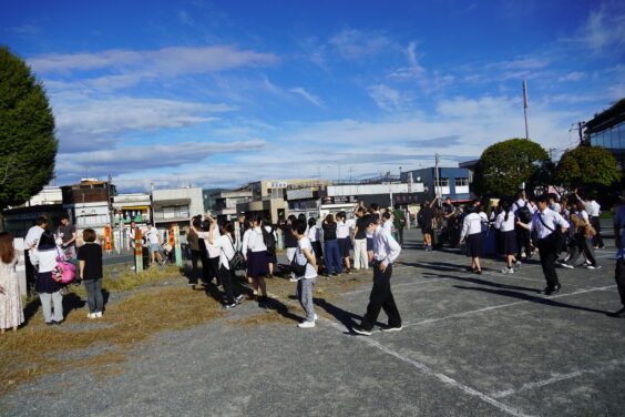 別れを惜しむ様子2