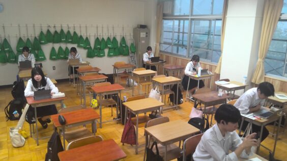 オンライン英会話に取り組む生徒の様子