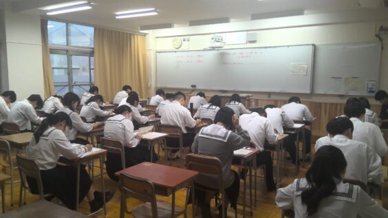 模擬試験を受験する生徒の様子